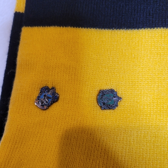 Harry Potter Wizarding World of Harry Potter Scarf with Pins - Picture 4 of 8
